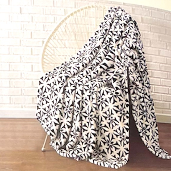 Monte Jardin Other - Monte & Jardin Ultra Plush Throw